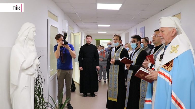 На Прикарпатті освятили статую Пресвятої Богородиці в обласному перинатальному центрі (ФОТО, ВІДЕО) 1 На Прикарпатті освятили статую Пресвятої Богородиці в обласному перинатальному центрі (ФОТО, ВІДЕО)
