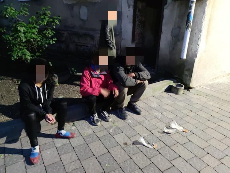 "Нюхали клей": у Франківську в підвалі виявили трьох неповнолітніх та одного дорослого (ФОТО) 9 195253669 2094486867358229 1879567187099901797 n