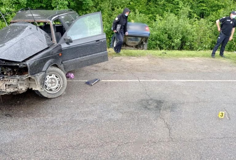 Автомобіль від зіткнення злетів у кювет: деталі ДТП на Богородчанщині (ФОТО)