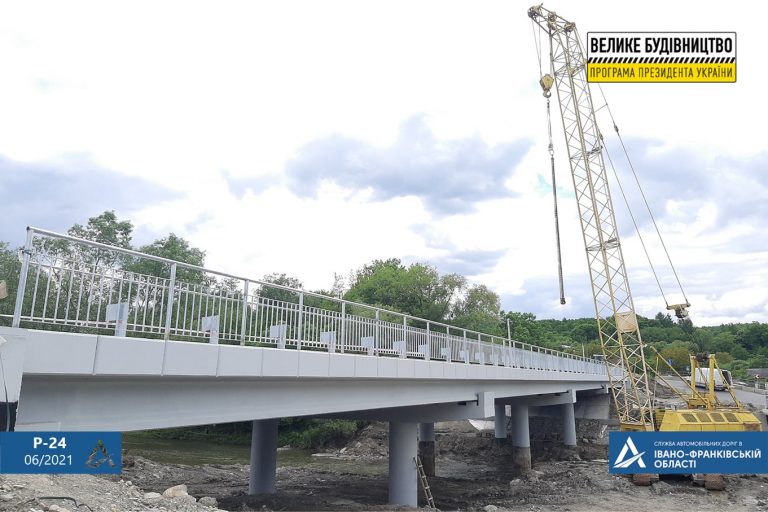 В Косівському районі асфальтують міст (ФОТО) 9 В Косівському районі асфальтують міст (ФОТО)