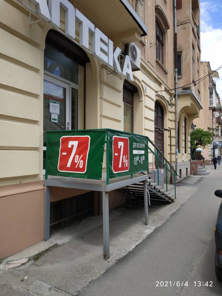 У Франківську продовжують демонтаж незаконної реклами: було-стало (ФОТО) 9 197450683 2099179300222319 8433406014419588407 n