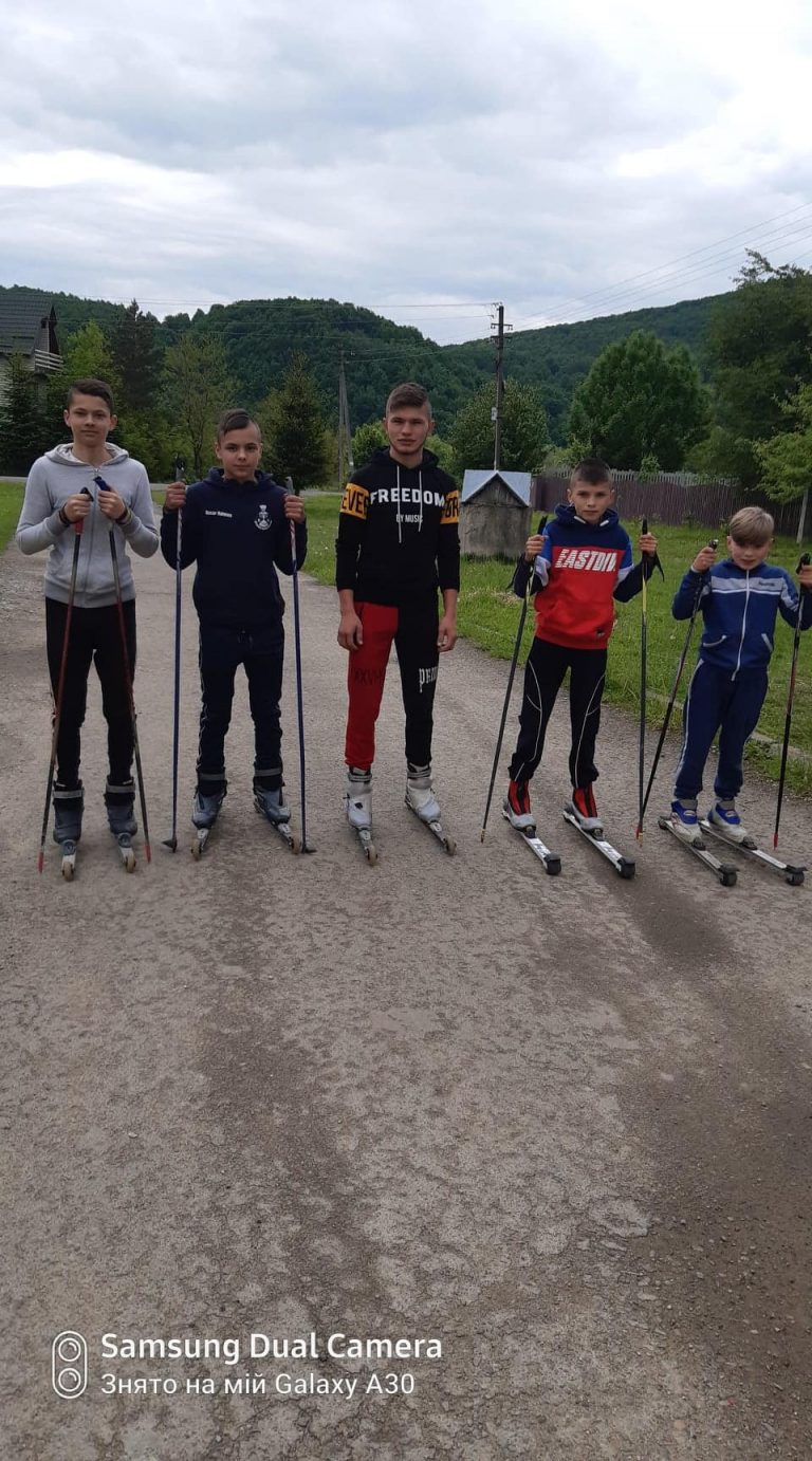 В селі на Прикарпатті серед літа катаються на особливих лижах (ФОТО) 5 200188984 1189514508137851 7138905125413914652 n