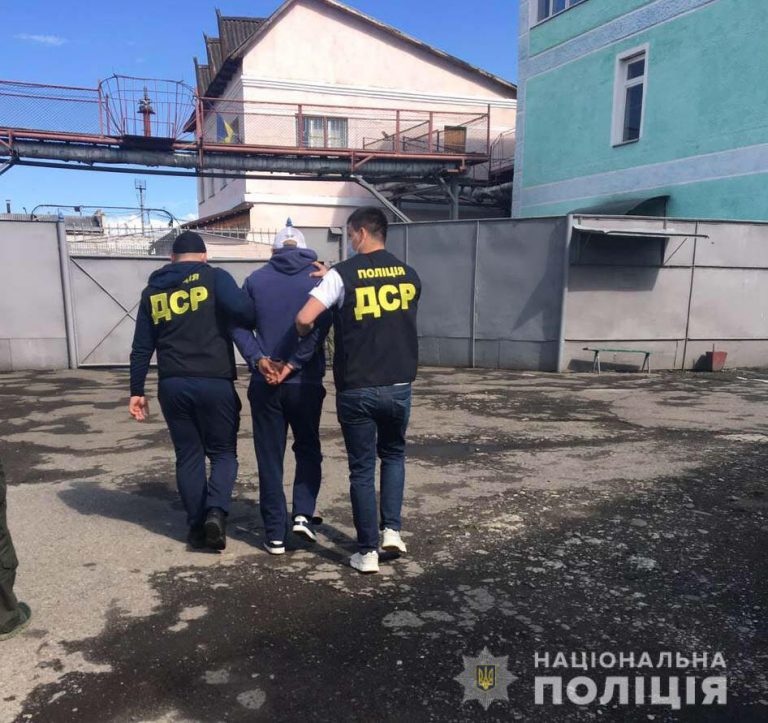 На Франківщині кримінальний "авторитет" залякував і тероризував інших в'язнів