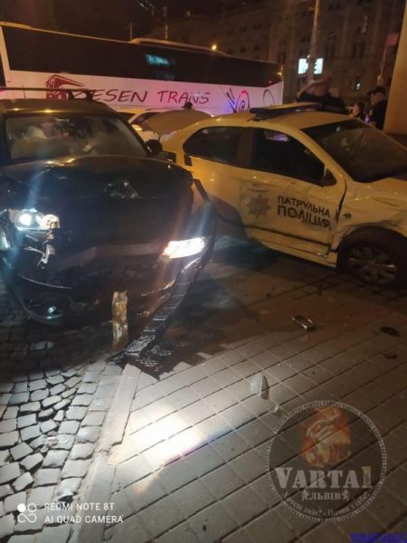 У Львові сталася аварія з патрульними, які везли до лікарні хворе немовля