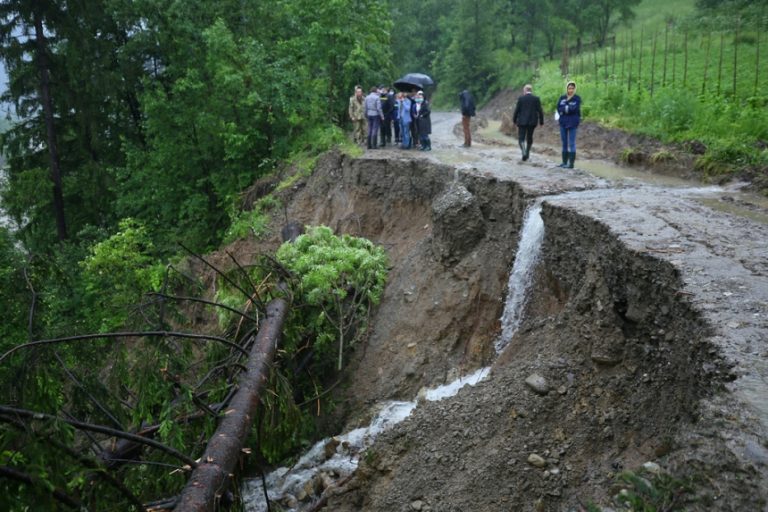 Руйнування і підтоплення будинків: у Надвірній стався зсув грунту