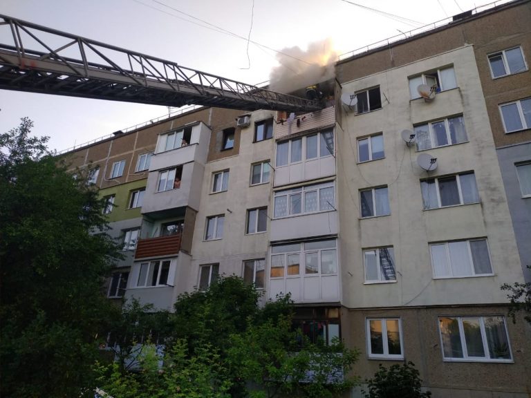 У Калуші на світанку вогнеборці врятували дитину із задимленої квартири (ФОТО) 3 У Калуші на світанку вогнеборці врятували дитину із задимленої квартири (ФОТО)