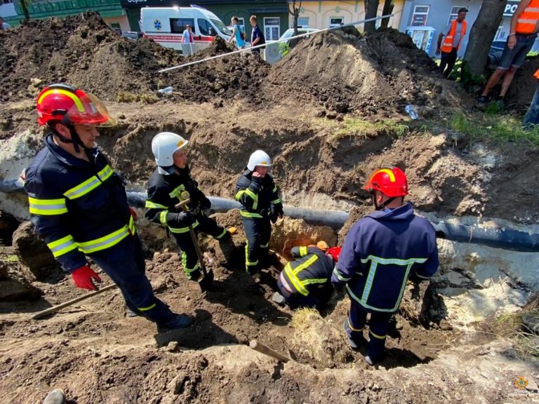 У Тернополі під час земляних робіт людей засипало землею: один чоловік загинув 5 202550458 6047195348631648 3798677772023237982 n