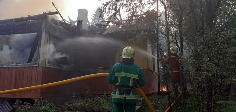 На Прикарпатті виникла пожежа дерев’яного житлового будинку (ФОТО) 9 203070253 4048427828610355 9196302748139640885 n