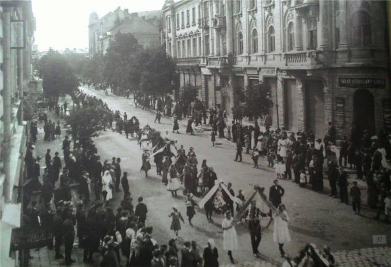 Ретро Франківськ: як у місті понад 100 років тому Зелені свята відзначали (ФОТОАРХІВ) 6 204018663 2998283530441974 8707874493551210406 n