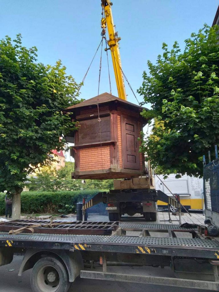 У Коломиї продовжують "зносити" незаконні МАФи (ФОТО) 5 204388802 913585072557844 7634915391207590036 n