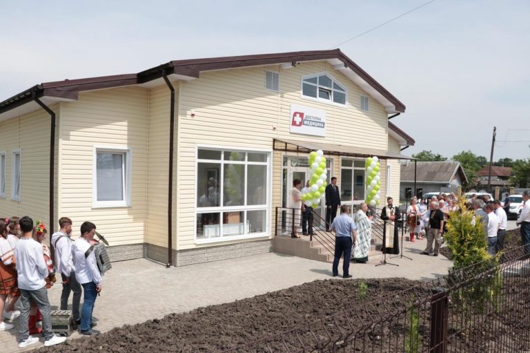 У Тлумацькій громаді відкрили новозбудовану лікарську амбулаторію (ФОТО) 5 208260172 203332105036080 6948290532857649475 n