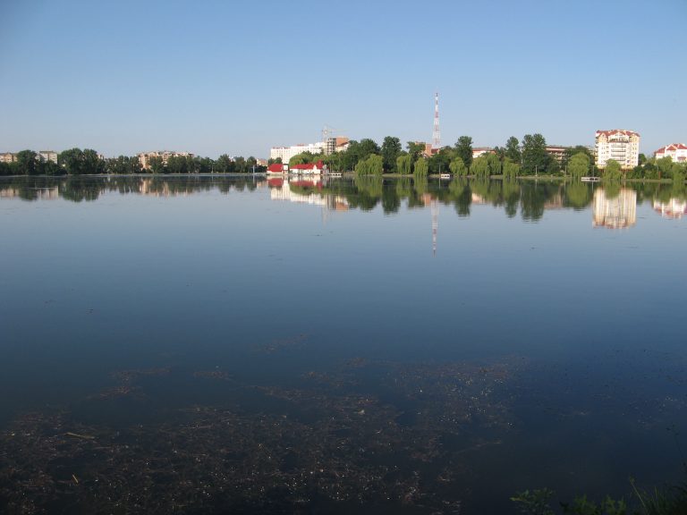 Miske ozero Ivano Frankivsk. Vyglyad z Ostrova Zakohanyh