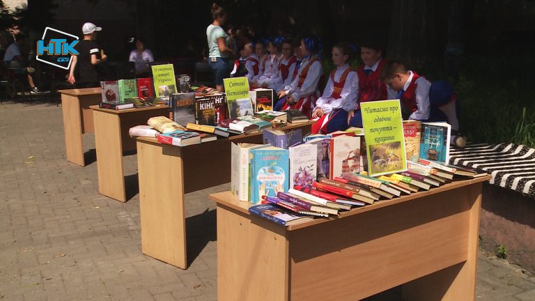 У Коломиї відкрили бібліотеку просто неба 10 biblioteka prosto neba 240621