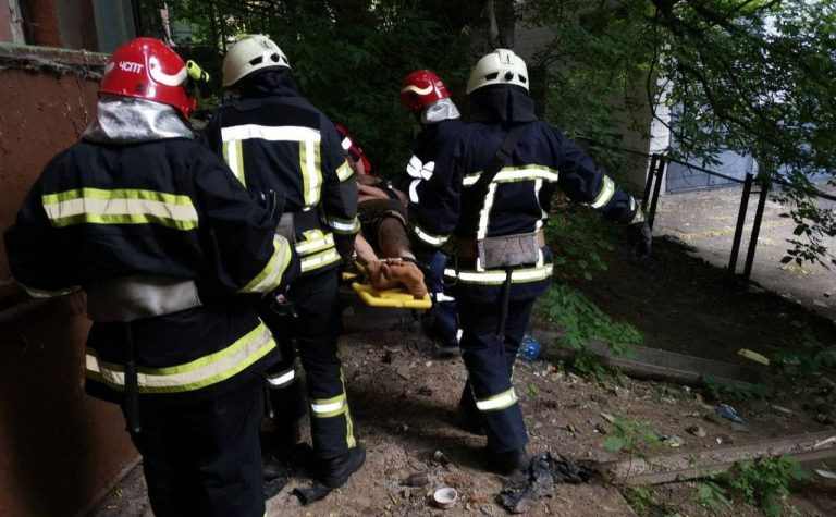 Диво у Києві: чоловік провалилася з ванної кімнати у підвал