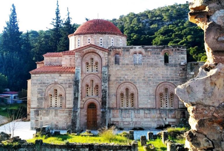 Священник облив кислотою сімох митрополитів: сталося у Греції 11 daphni monastery