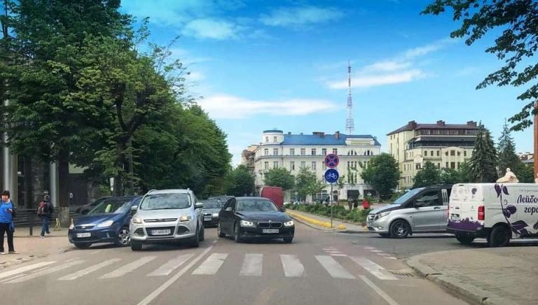 ДТП в центрі Івано-Франківська: рух транспорту ускладнено (ФОТО) 4 photo 2021 06 07 09 20 18