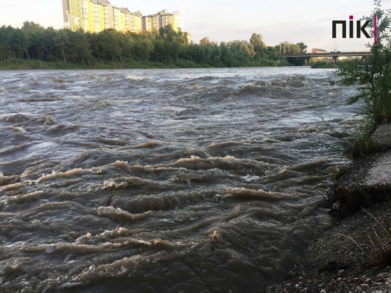 На Бистриці-Надвірнянській спостерігається значний підйом рівнів води (ФОТО) 2 На Бистриці-Надвірнянській спостерігається значний підйом рівнів води