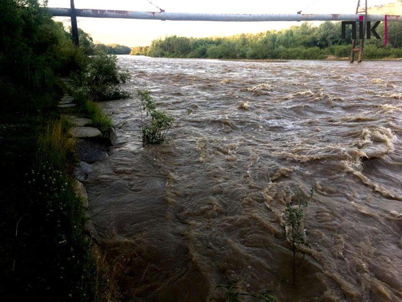 На Бистриці-Надвірнянській спостерігається значний підйом рівнів води (ФОТО) 3 На Бистриці-Надвірнянській спостерігається значний підйом рівнів води