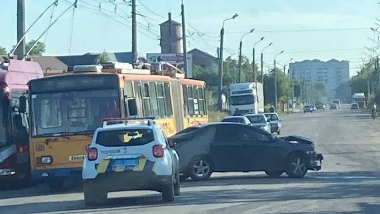 Ранкова ДТП у Франківську: зіштовхнулися легковик і тролейбус (ФОТО) 9 photo 2021 06 16 07 38 27