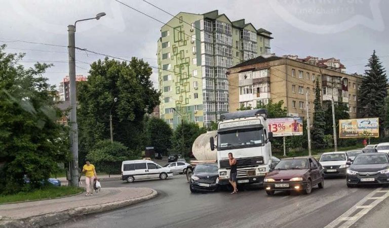 Вечірня ДТП в Івано-Франківську: зіштовхнулися вантажівка та легковик (ФОТО) 4 photo 2021 06 25 17 26 14