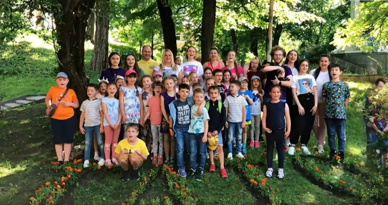 До дня батька: у Франківську висадили квіткову композицію 3 photoeditorsdk export 40
