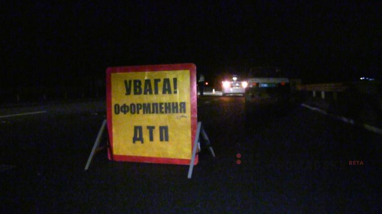 На Прикарпатті легковик наїхав на п’яного пішохода: потерпілий у лікарні 11 На Надвірнянщині перекинувся автомобіль