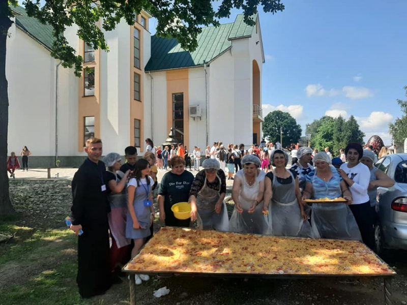 На Калущині в християнському таборі спекли піцу довжиною 2,5 метра (ФОТО)