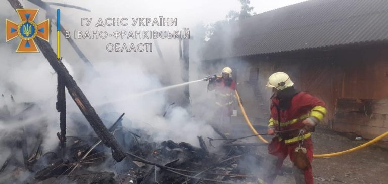 На Франківщині горіла господарська будівля (ФОТО) 3 208867256 4071562002963604 2561832190859470313 n