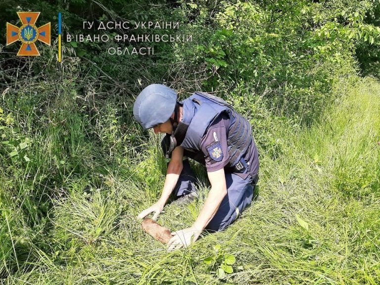 В районі полонини Припір та у Підвербцях виявили артилерійські снаряди (ФОТО)