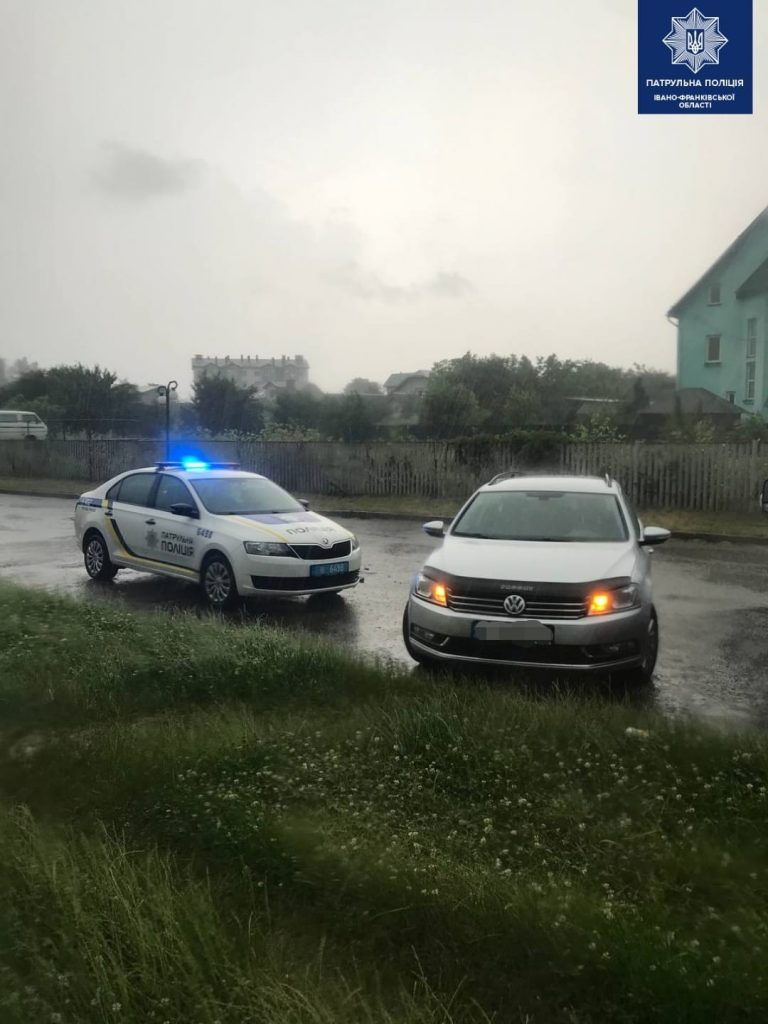 На Тисмениччині у водія відмовили руки: допомогли патрульні (ФОТО)