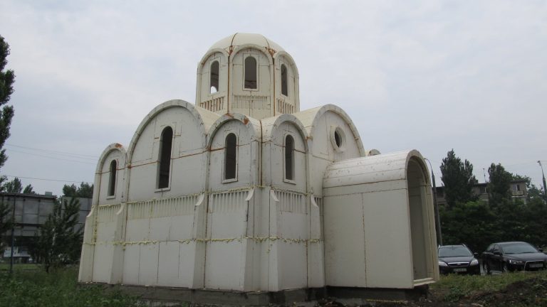 Збудували за кілька годин: у Херсоні звели церкву з пінопласту (ФОТО)