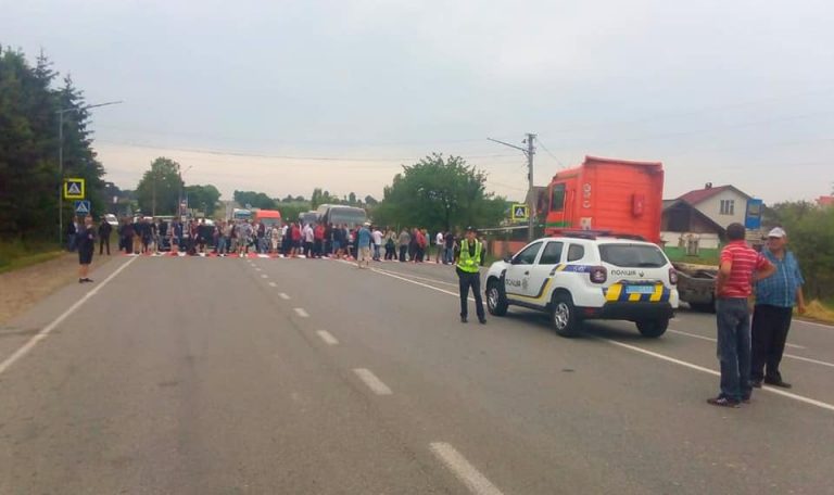 У Креховичах на Рожнятівщині люди не пропускають транспорт: що вимагають (ФОТО)