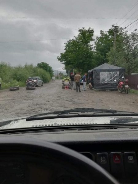 На Рожнятівщині встановили блокпост: не пропускатимуть вантажівки (ФОТО)