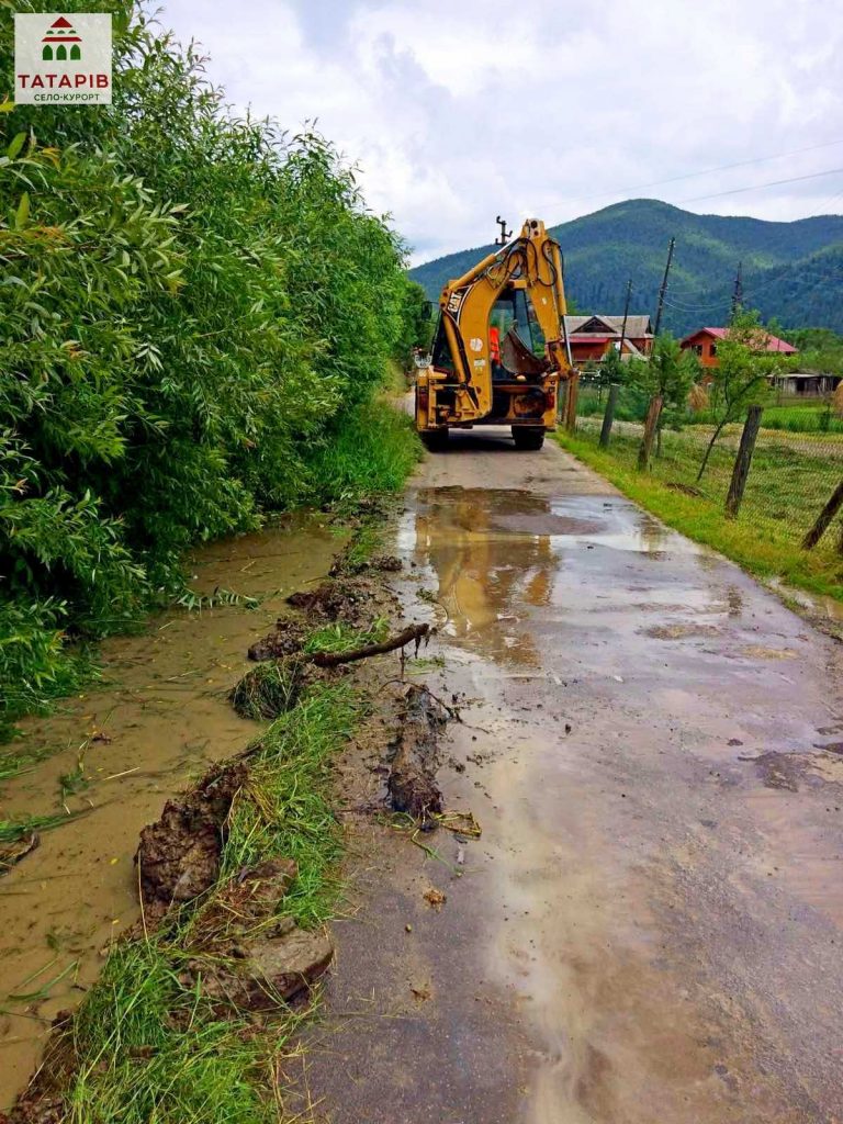У Татарові людей кличуть на підмогу техніці у відновленні водовідвідної мережі (ФОТО)