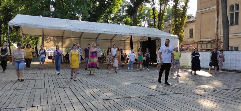 У Франківську містян вчили танцю кохання (ФОТО)