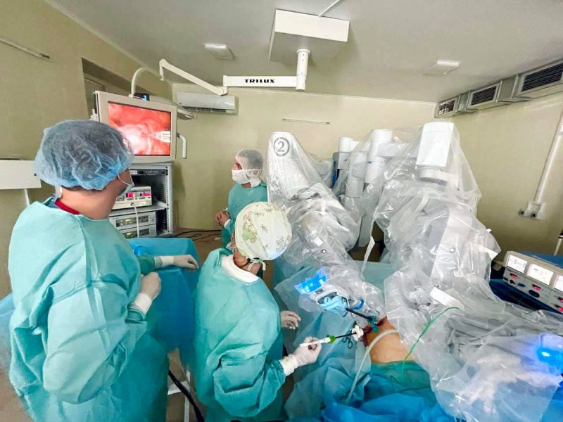 Вперше в Західній Україні робот провів гінекологічну операцію (ФОТО)