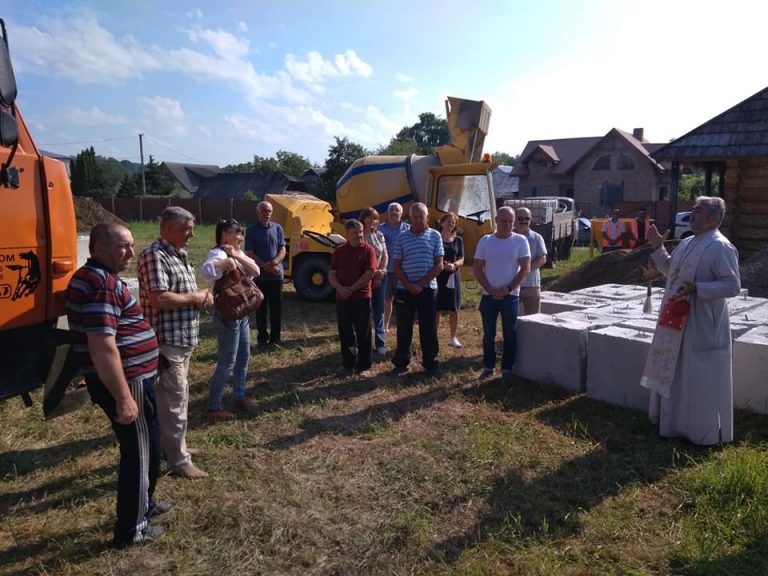 На Косівщині заклали і освятили фундамент культурно-мистецького центру "Дзбан" (ФОТО)