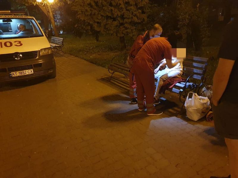 У Франківську поліцейські допомагали п'яному чоловікові та жінці з травмою (ФОТО)
