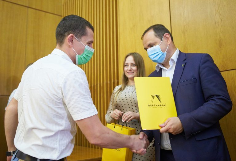 У Франківську бійцям АТО/ООС вручили документи на власне житло (ФОТО)