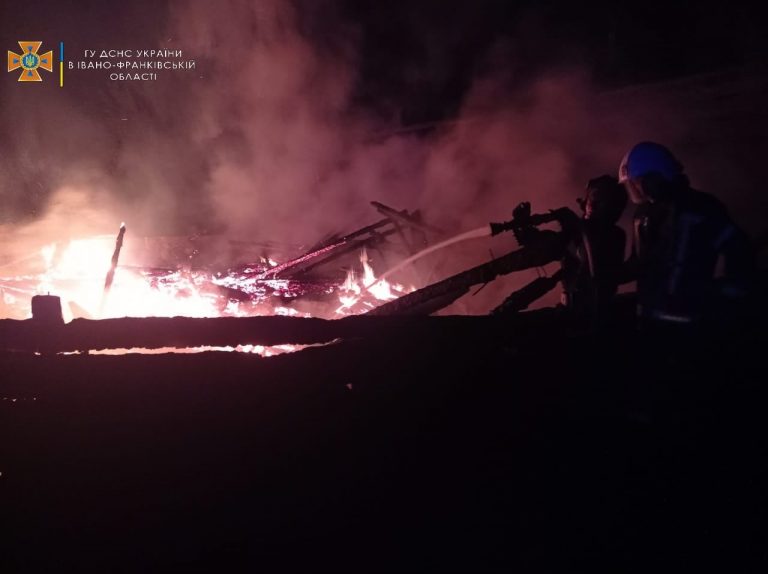 На Калущині трапилася пожежа житлового будинку (ФОТО) 1 214875042 4103472153105922 3835251073447290926 n