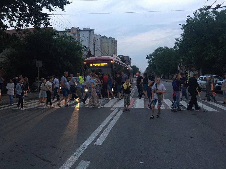 У Франківську через окремих боржників відключили світло по всьому будинку (ВІДЕО)