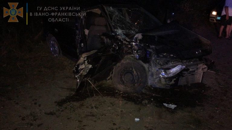 На Прикарпатті авто влетіло в дерево, постраждалого деблокували (ФОТО) 8 217027811 4114615488658255 8631153229969114797 n