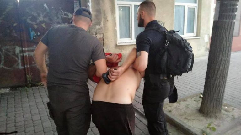 У Франківську нетверезий чоловік кидався на "муніципалів" (ФОТО) 8 217224241 2141550249318557 3157486716774739311 n