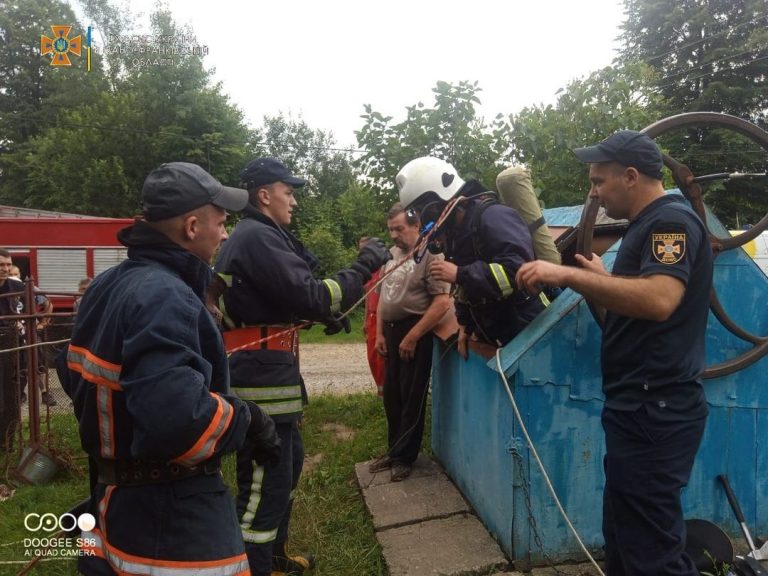 У Надвірній витягли з колодязя тіло літньої жінки (ФОТО) 1 218263393 4109539962499141 7484363946596234877 n 1
