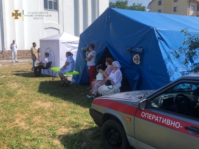 Підвело здоров'я на церковних заходах: у Коломиї вірянам надали медичну допомогу (ФОТО) 2 218633661 4115151081938029 3050476814550095680 n