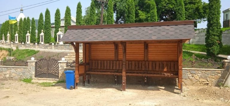 В Яворові на Косівщині з'явилися нова зупинка і автобус (ФОТО)