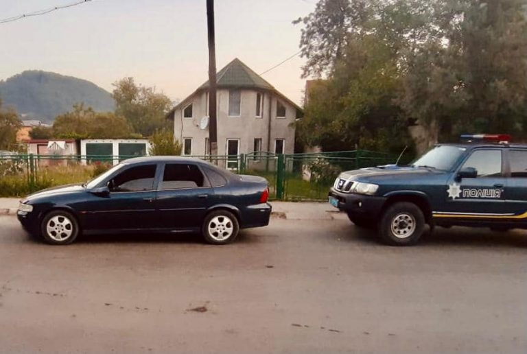 У Надвірній водій-порушник намагався втекти від поліції (ФОТО) 10 У Надвірній водій-порушник намагався втекти від поліції (ФОТО)