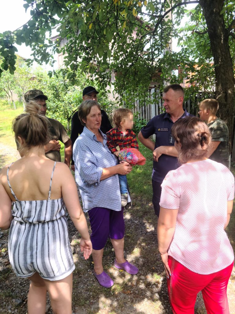Бабуся поралася по господарству: на Львівщині шукали дворічну дитину (ФОТО) 3 Бабуся поралася по господарству: на Львівщині шукали дворічну дитину (ФОТО)