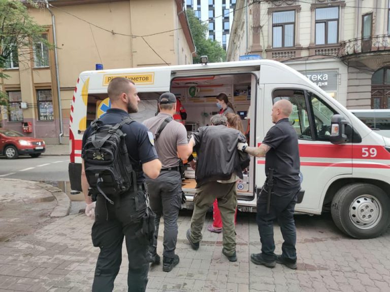 У центрі Франківська виявили чоловіка без свідомості (ФОТО)