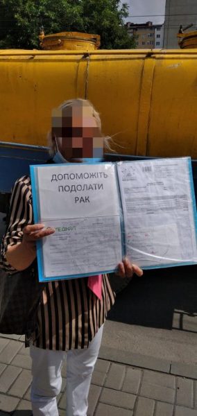 У Франківську оштрафували жінку, яка жебракувала на проїзній частині